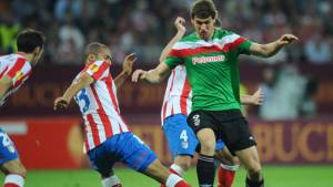 Fernando Llorente no pueder avanzar ante la marca de Miranda.