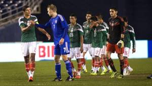 Francisco Rodríguez y Tim Vayrynen se dan la mano tras el encuentro.