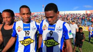 Al final del partido, los jugadores salieron agotados.