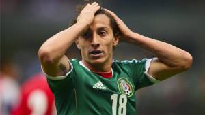 Andrés Guardado defiende a José Manuel 'Chepo' de la Torre.
