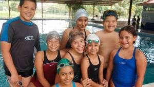 Los pequeños de las escuelas bilingües están ansiosos por nadar en la competencia.