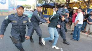 Aficionados del Olimpia y Motagua se enfrentaron a la Policía en el estadio Nacional.