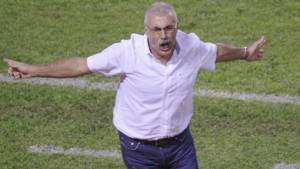 El técnico Manuel Keosseián estalló por los seis llamados a la selección que le hicieron.