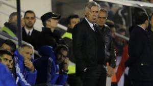 Carlo Ancelotti en el área técnica del estadio del Olímpic de Xátiva.