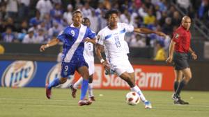 Carlo Costly trató de anotar su gol, pero al final falló en sus intenciones.