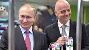 '¡Confortable!', comentó Infantino, al supervisar el estadio con forma de concha o armadillo que se encuentra a escasa distancia de la costa del mar Negro.