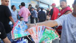 Mucha gente está alrededor del estadio Ceibeño, los boletos se están vendiendo como pan caliente.