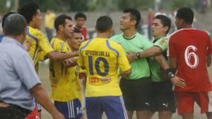 La bronca había comenzado en Tocoa, Municipal y Real Sociedad casi se fueron a golpes.