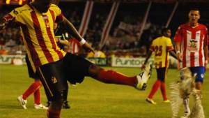 El ave recibió una fuerte patada del futbolista durante el encuentro del domingo entre el Pereira y el Junior.