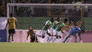 El festejo y alegría de los jugadores del Marathón tras ganar el derbi.