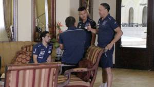 Roger Rojas -de espalda- se integró a la selección de Honduras, acá platica con Miguel Castillo, Mario Martínez y Maní Suazo.