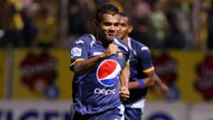 Amado Guevara debe decidirse si continuar en el fútbol o dedicarse a la política.