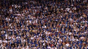 Aficionados de los Vaqueros animan al equipo ante los Gigantes.