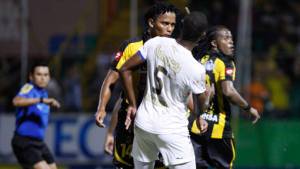 Ever Alvarado tuvo que irse expulsado por este cabezazo a Beckeles a los 25 minutos.