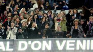 Gran número de mujeres en el palco del Camp Nou, un homenaje del Barcelona con motivo del Día Internacional de la Mujer.