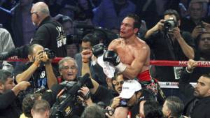 Márquez, campeón del mundo en cuatro divisiones de pesos diferentes, noqueó a Pacquiao en el sexto round.