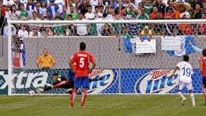 Noel Valladares tapó un penal que destrozó el boleto a semifinales de Costa Rica.