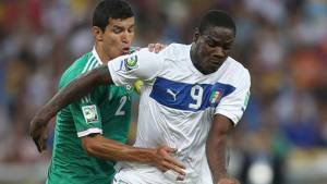 Mario Balotelli le hizo la vida imposible al Maza Rodríguez durante el partido.