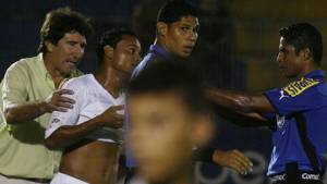 Michel Rivera vio la roja y le puso la mano en el pecho a Erick Andino, el asistente y Héctor Vargas intervinieron.