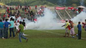 La afición invadió la cancha en Tocoa y el comisario del juego aseguró que fue debido a una bomba lacrimógena que se escapó.