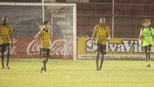 La imagen de los jugadores del Real España tras la derrota ante Vida.