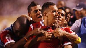 El delantero Blas Pérez fue la pesadilla para Jhony Leverón y Muma Bernárdez en el Olímpico.