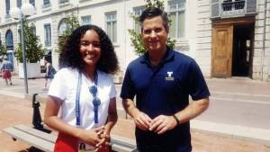 Emma Ramos posando junto a Copán Álvarez en el Francia horas antes del encuentro entre Estados Unidos e Inglaterra.