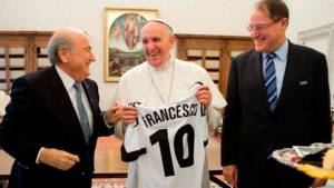 El presidente de la FIFA Joseph Blatter visitó al papa Francisco.