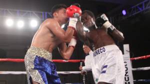 El Muñeco conectó un gancho sobre su rival que dejó aturdido al mexicano Ake.