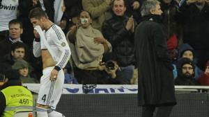 Sergio Ramos sale triste después de ser expulsado ante el Rayo, a sus espaldas Mourinho dirigiendo.