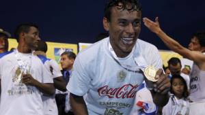 Javier Portillo muestra su medalla de campeón. Es la segunda que logra en su carrera.