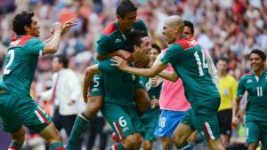 Jugadores de México celebran el triunfo alcanzado sobre Senegal.