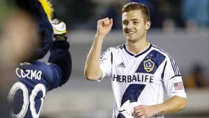 Robbie expresa que sintió ansiedad antes del juego. Landon Donovan le dio una palmada en la espalda a su ingreso.