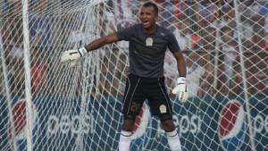 Donis Escober se convirtió en la figura de Olimpia ante Victoria.