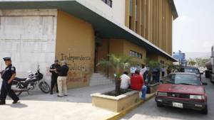 Varios medios de comunicación aguardan en las afueras esperando a que resolución se llega en el caso de Carlo Costly.