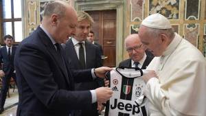 El papa Francisco recibe una camiseta del Juventus de manos del consejero delegado del equipo, Giuseppe Marotta. Foto por EFE