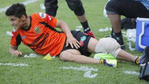 Momento en que Rodas salía del campo, el jugador gritaba 'mi rodilla, mi rodilla' del dolor.
