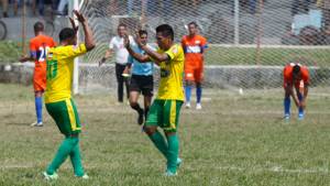 Los jugadores del Parrillas festejan los tantos que le dan el triunfo parcial.