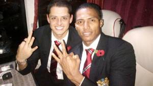 El delantero mexicano Javier Hernández asegura que anotó hat-trick aunque la Premier no se lo acredite.