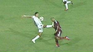 Sabillón no calculó el tiempo y le terminó dando gran patada al venezolano Chourio.