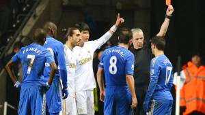 Eden Hazard vio la roja inmediatamente luego de patear a un recogepelota que intentaba perder tiempo.