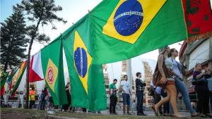 Simpatizantes brasileños esperan fuera del estadio Beira-Rio durante un entrenamiento de la selección nacional de fútbol, en Porto Alegre, Brasil, el 9 de junio de 2015. Brasil jugará contra Honduras mañana en un partido amistoso en preparación forthe próxima Copa América 2015 en Chile. AFP
