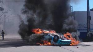 Manifestantes no tuvieron reparo en quemar un automovil de la policia.