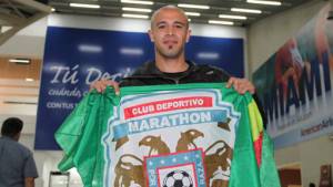 Diego Silva posa para el lente de DIEZ a su llegada a Honduras.