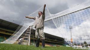 El personal de mantenimiento colocando las nuevas mallas en el Morazán.