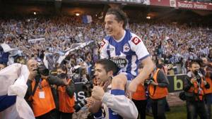 El jugador mexicano del Deportivo de La Coruña, Andrés Guardado (arriba), celebra el ascenso a Primera División.