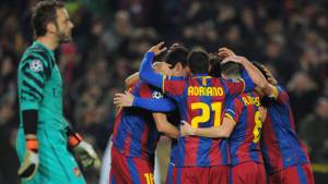 Los jugadores del Barcelona celebran el tercer gol que lo marcó Messi.