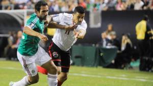 Alejandro Castro y Carlos Edwards pelean el balón durante el choque México contra Trinidad y Tobago.