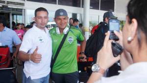 Mario Martínez a su llegada a San Pedro Sula con el Seattle Sounders.