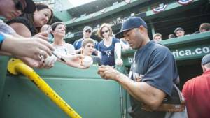 El mejor relevista de la historia y de los Yankees, se despide de los empleados de los distintos estadios de las Grandes Ligas.